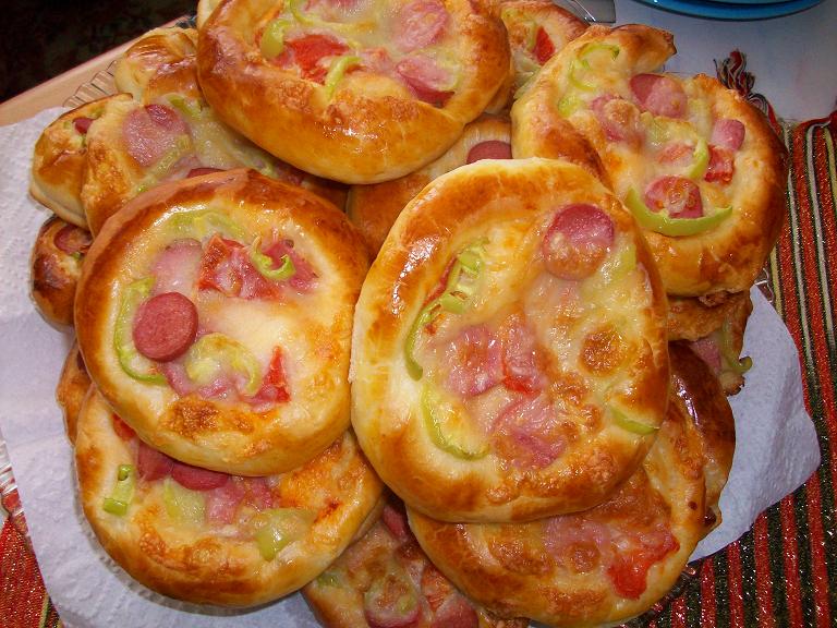 MİNİK PİZZALAR YEMEK TARİFLERİ